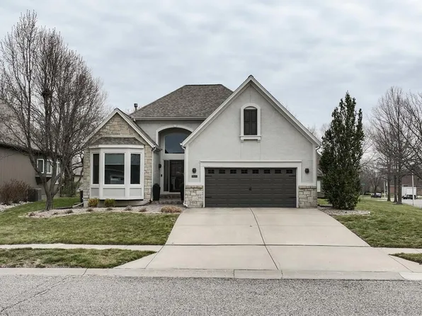 9839 Vista Dr, Lenexa, KS 66220