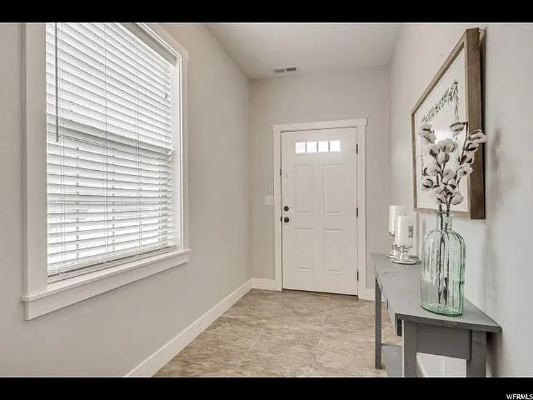 229 E Bridgewater Ln — Photo 14