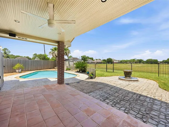 3923 Oak Wood Dr N, Pearland, TX 77581