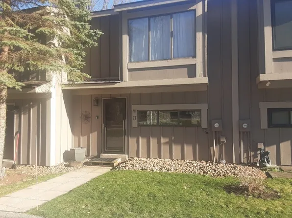 17 Lakeview Rd, Hidden Valley, PA 15502