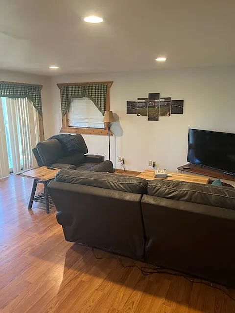 2 bed, 800 sqft, $1,000 — Photo 3