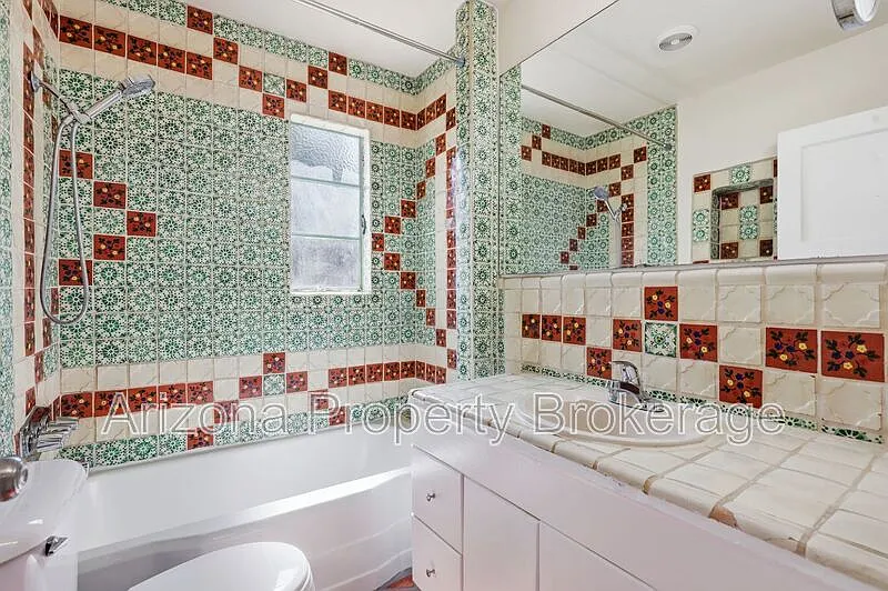 Building Photo - 1137 W Glenrosa Ave #2