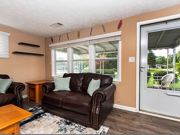 4th image of 1909 Hillsdale Dr