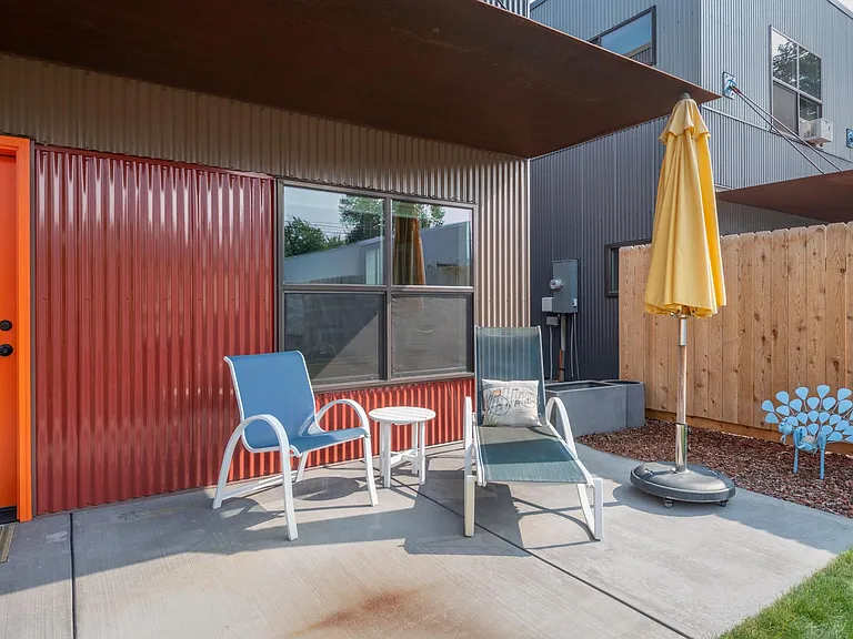 South-facing back patio deck
