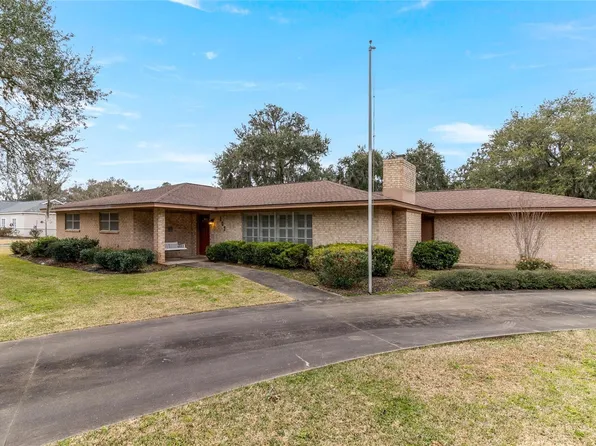 102 Paradise Valley Dr, West Columbia, TX 77486