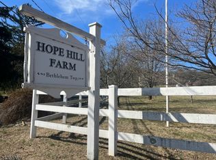 2 Hope Hill Farm Ln, Asbury, NJ 08802
