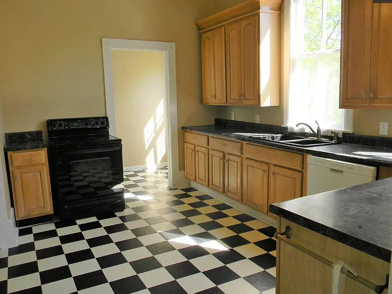 903 E Washington Ave — Photo 6