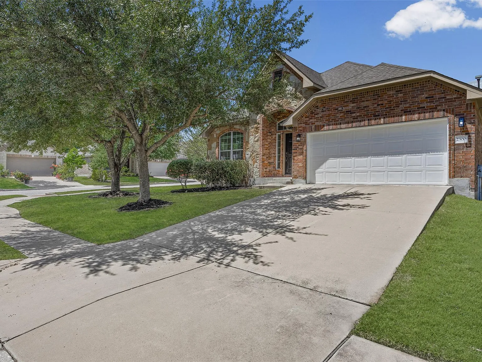 4 bed, 2.0 bath, 2009 sqft, $2,250 — Photo 3