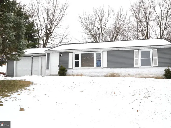 3431 Skyview Dr, Glenville, PA 17329