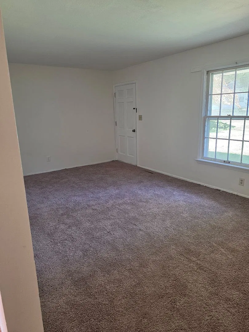 Charming 2 Bedroom Home — Photo 4