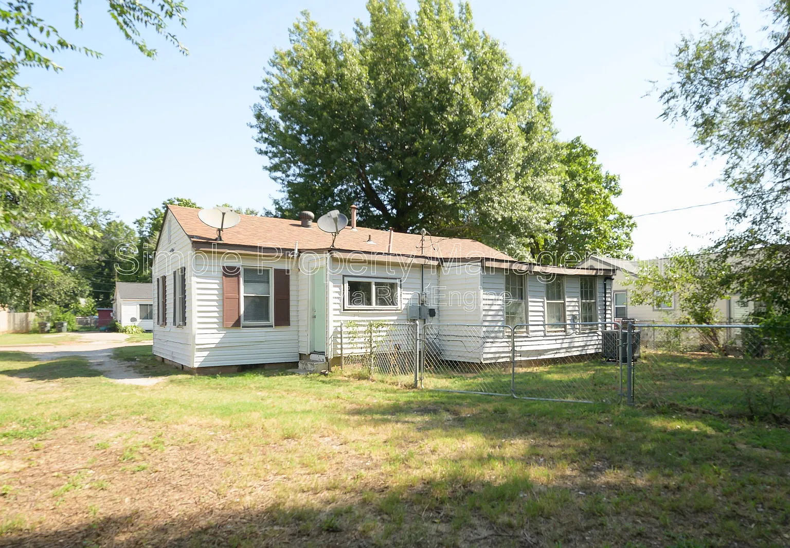 3 bed, 1.0 bath, 1136 sqft, $1,050 — Photo 2