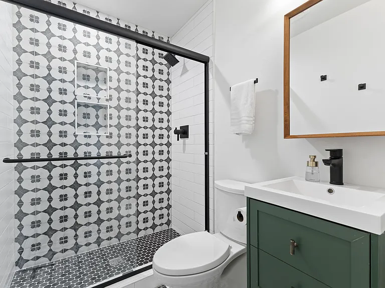 Downstairs master en-suite bathroom