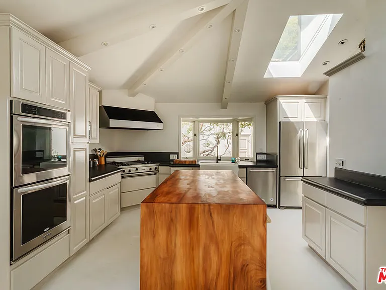 8706 Sunset Plaza Pl — Photo 13
