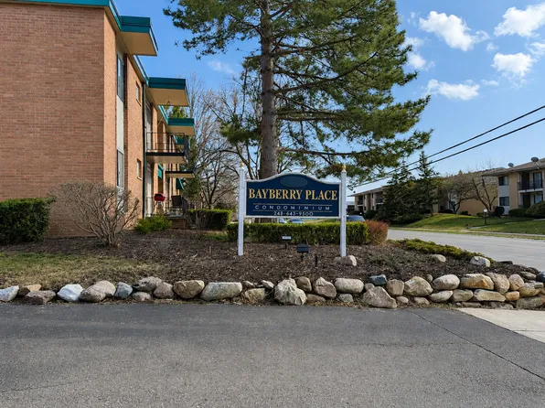 1880 Axtell Rd APT 2, Troy, MI 48084