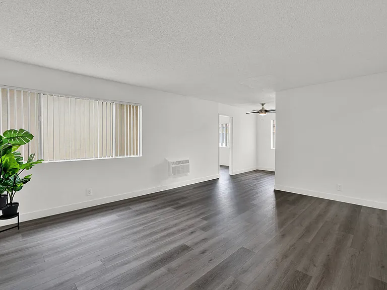 Sunset Square Apartments — Photo 30