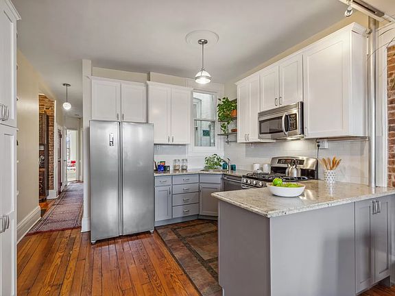 4th image of 297 6th Ave APT 4