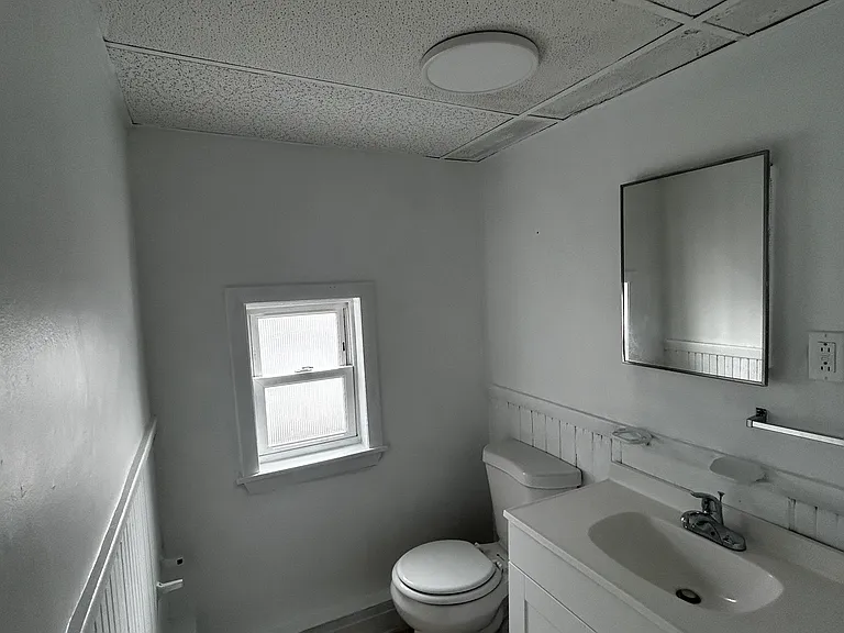  212 Burnside Ave Basem 2Bed/1Ba PetOK Laundry +Storage — Photo 10