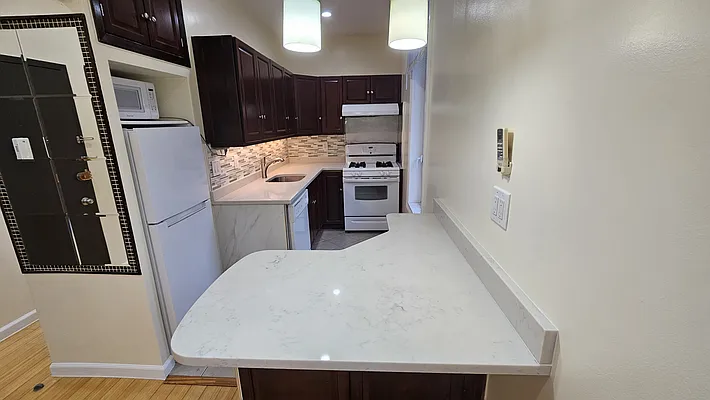 Rented by Manhattan Realty Group | media 10