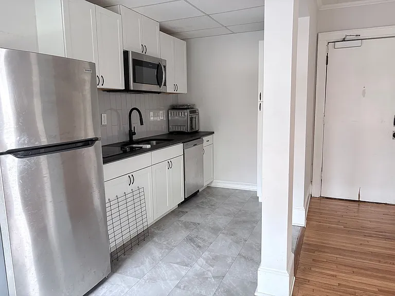 8th Street Apartments — Photo 24
