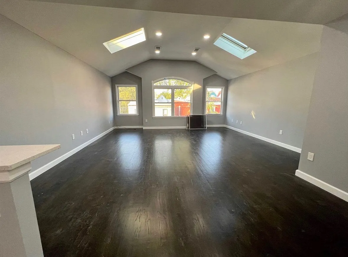 3 bed, 1200 sqft, $2,900 — Photo 2
