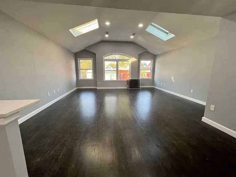 135 Oxford Ave #2 — Photo 2