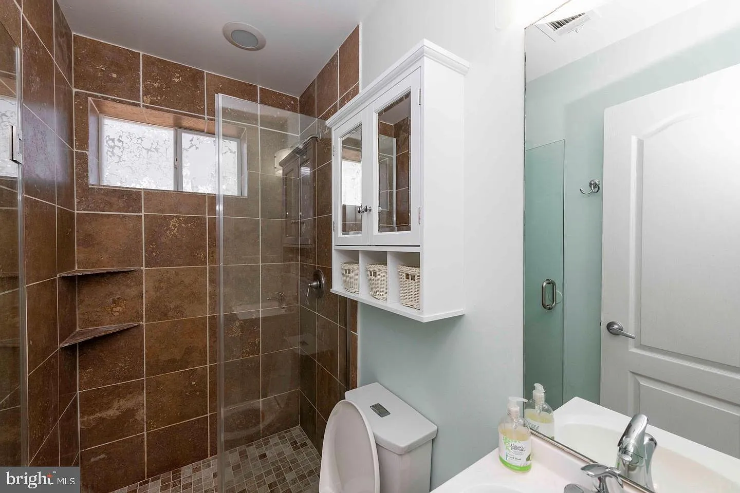 1 bed, 1.0 bath, 1001 sqft, $1,300 — Photo 4