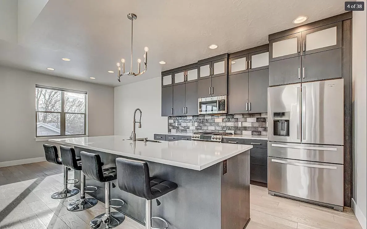 3 bed, 2100 sqft, $3,200 — Photo 3