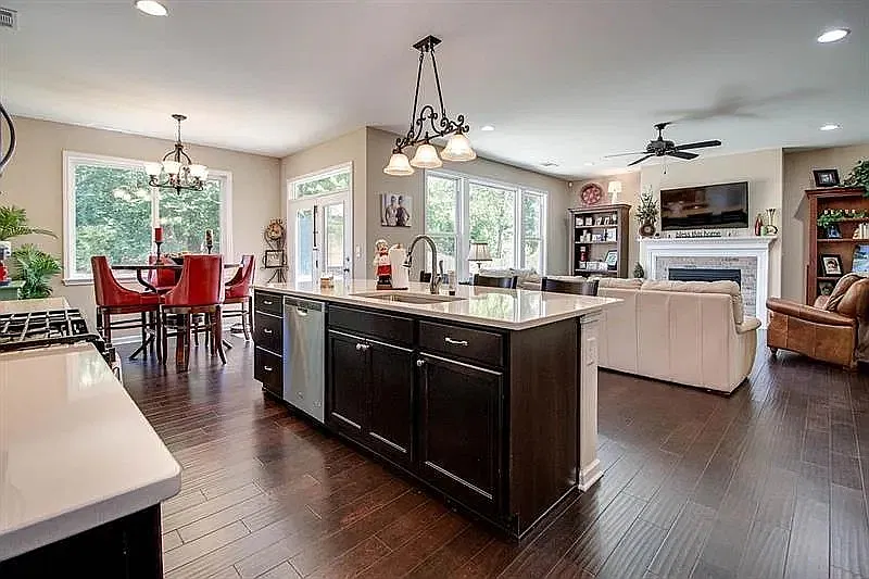 5 bed, 3.5 bath, 2844 sqft, $2,995 — Photo 4