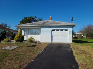 5 Newcastle Ct, Toms River, NJ 08757
