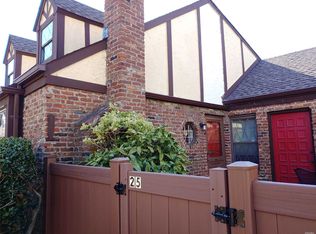 25 Greenmeadow Ct #212, Deer Park, NY 11729