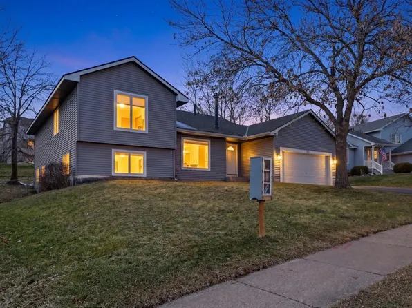 1574 Lake Susan Hills Dr, Chanhassen, MN 55317