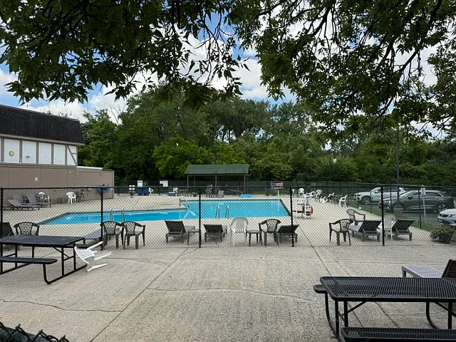 16W486 Lake Dr #201 — Photo 11