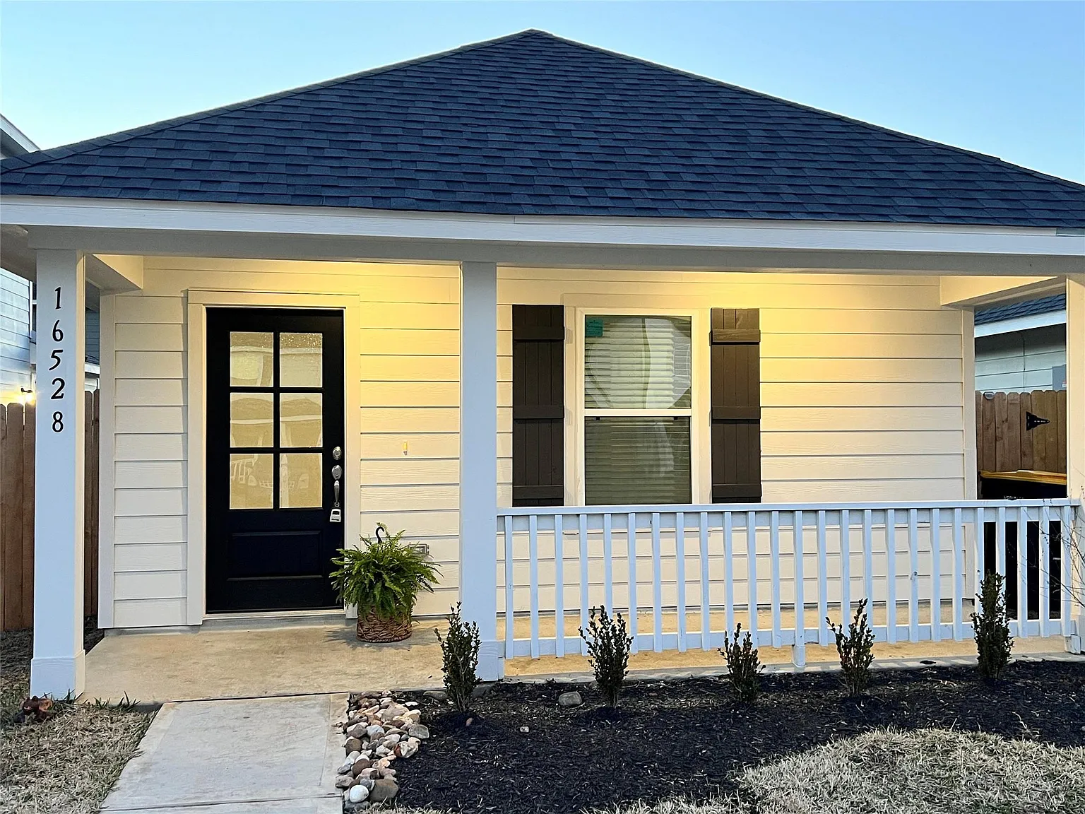 3 bed, 2.0 bath, 900 sqft, $1,550 — Photo 2