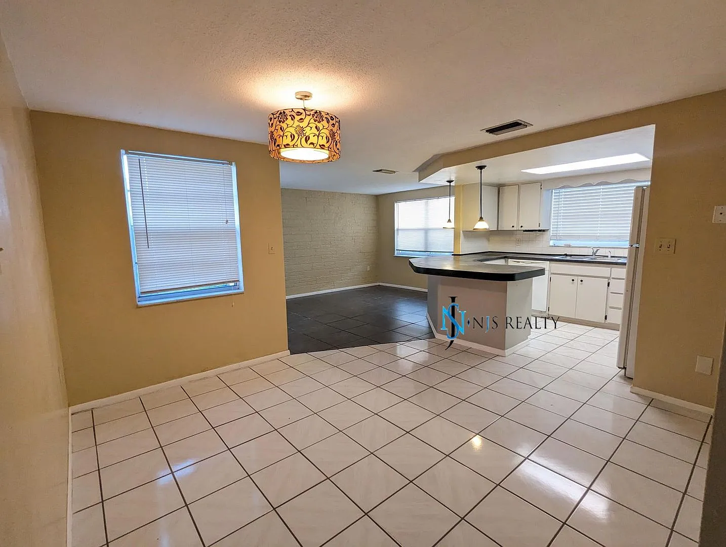 Gorgeous! 3/2/1 with large open floorplan, family room, large backyard, walk in closet & tile thr... — Photo 2