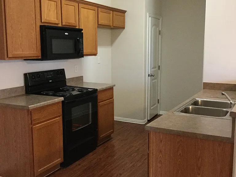 943 Sylvia St — Photo 2