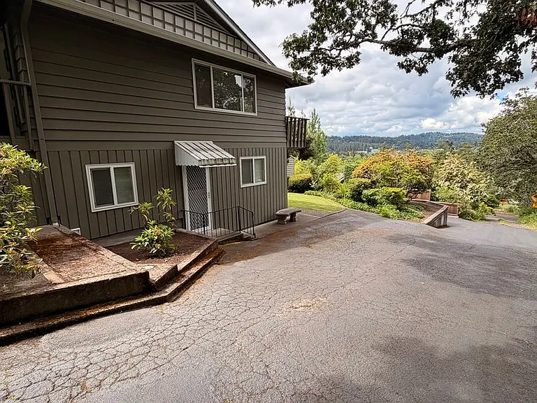 2610 Elinor St — Photo 2