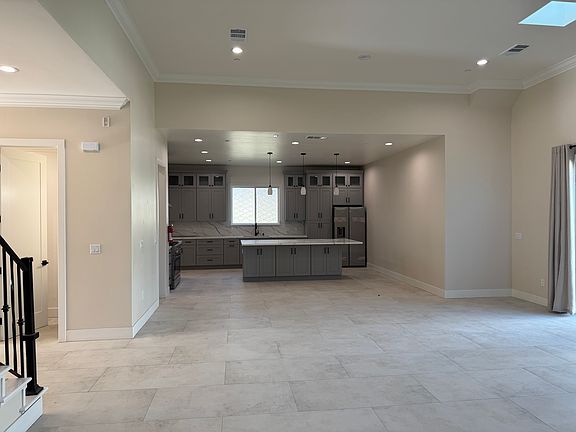 2nd image of 611 Gaundabert Ln