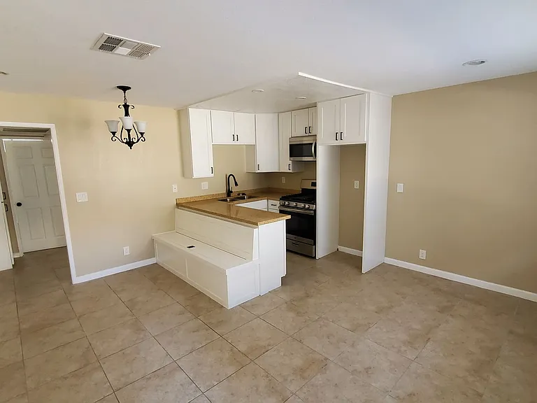 10037 Samoa Ave — Photo 1