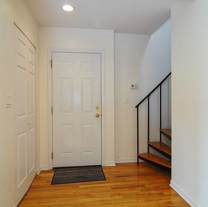 1st image of 1431 W Oakdale Ave #2
