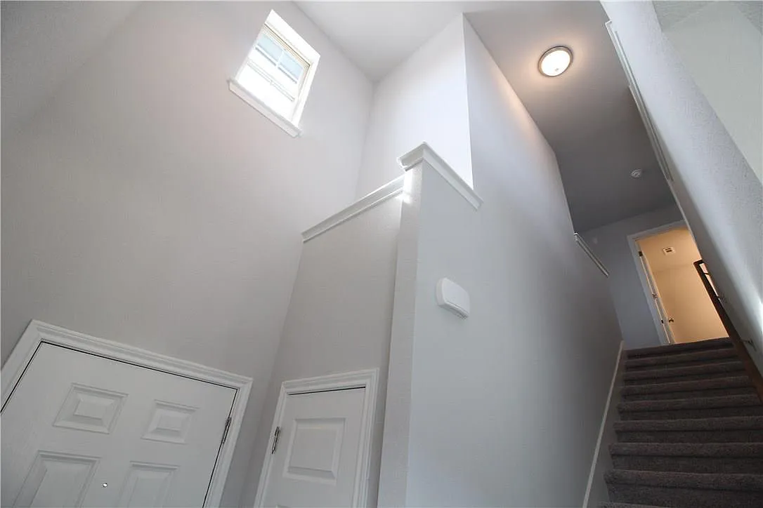 5 bed, 3.0 bath, 2409 sqft, $2,550 — Photo 4