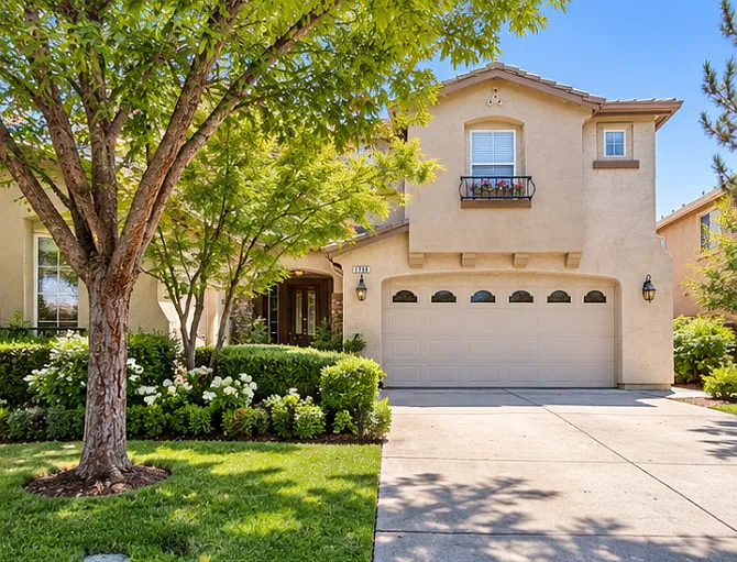 5 bed, 3449 sqft, $4,995 — Photo 1