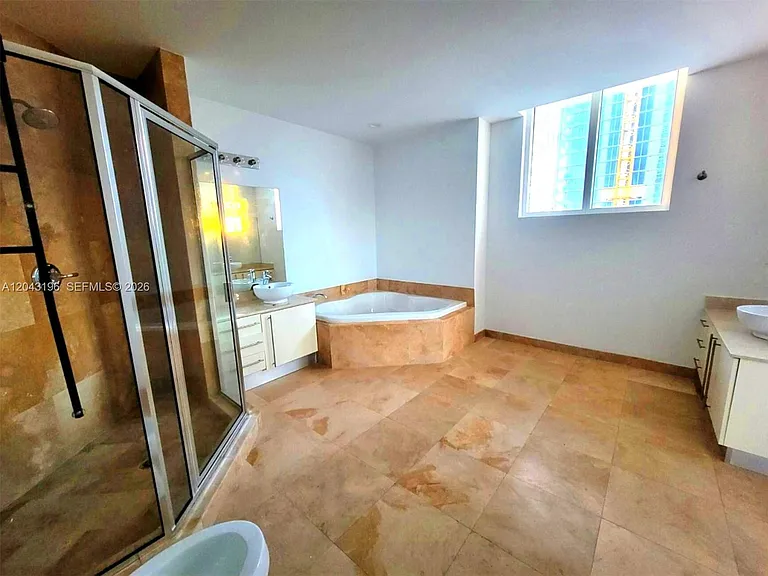 700 NE 25th St #1004 — Photo 13