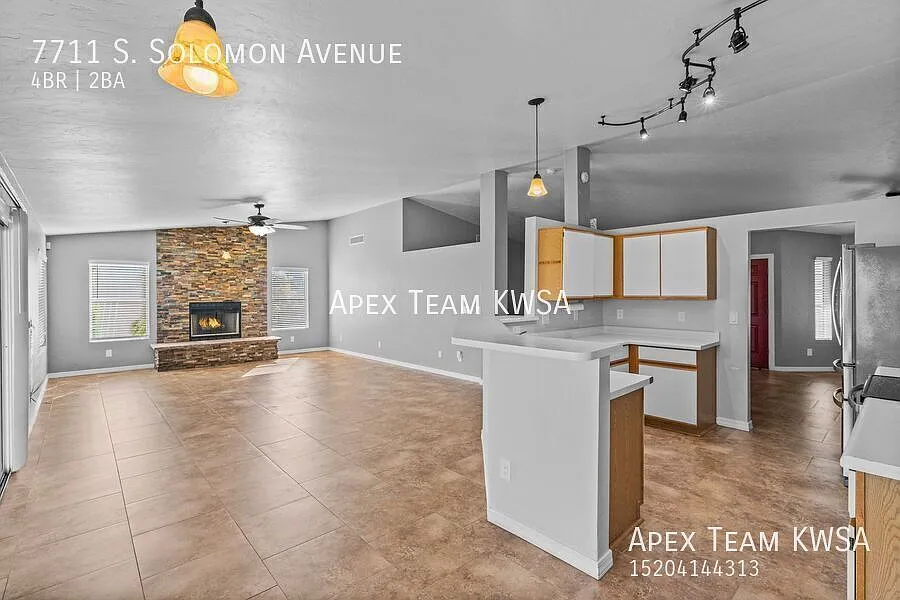 $2355 Stunning 4 Bedroom 2 Bath home in Rita Ranch! — Photo 2