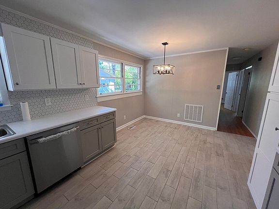 5th image of 422 Dove Ave