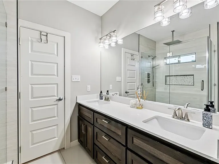 921 Casa Blanca — Photo 14