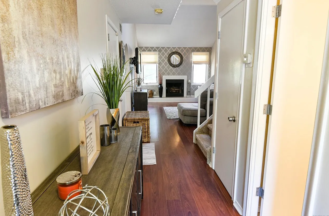 90 Copper Beech Dr — Photo 2