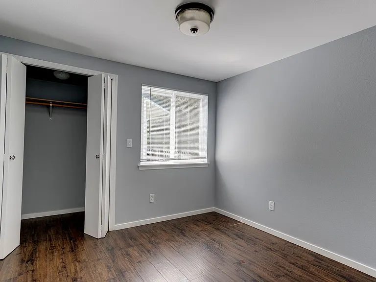 Recently Updated 2-bedroom Cottage — Photo 11