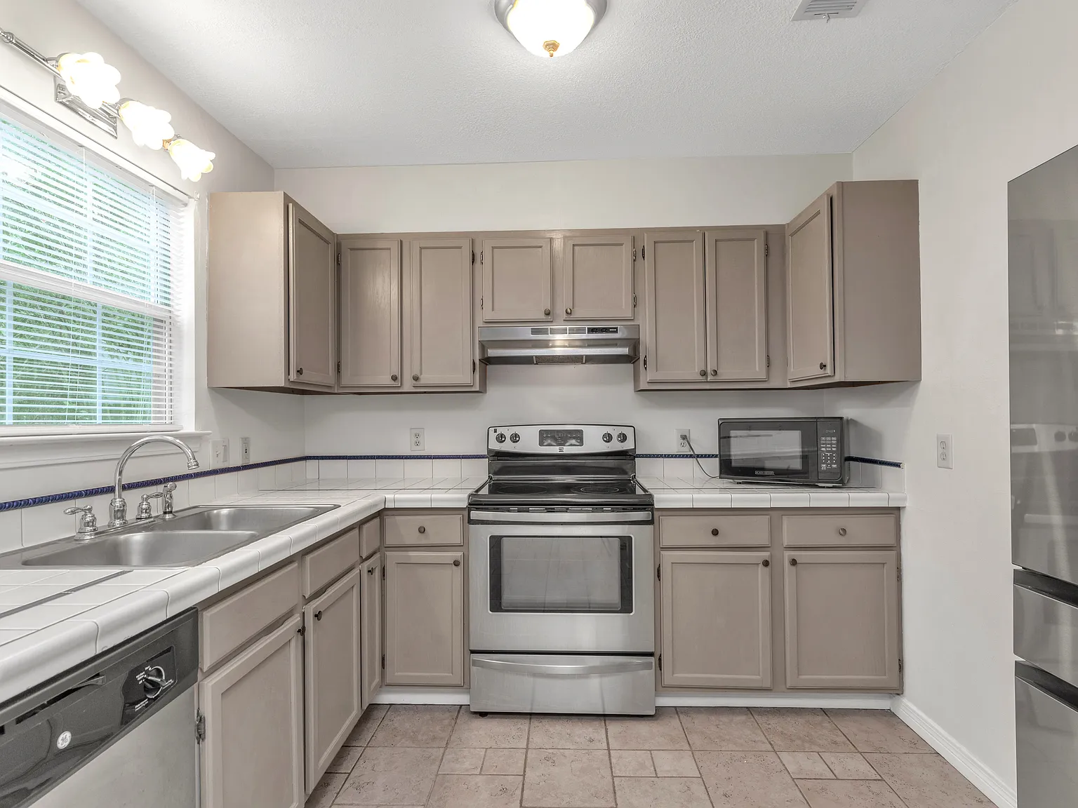 3 bed, 2.5 bath, 1485 sqft, $2,200 — Photo 4