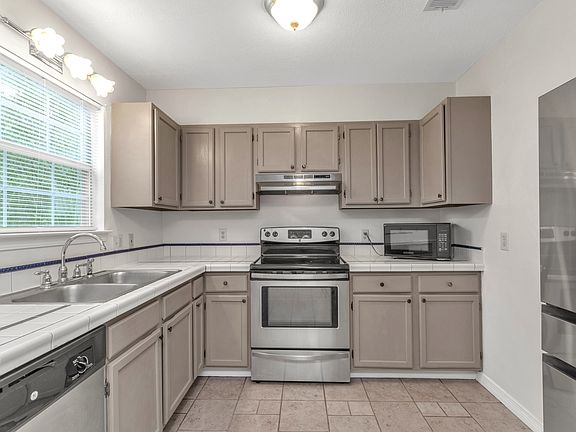 4th image of 1708 Colonial Ct