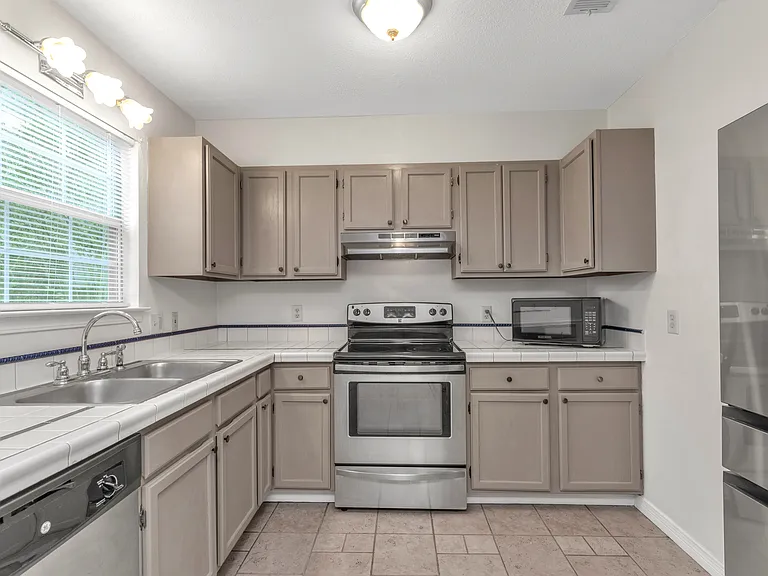 1708 Colonial Ct — Photo 4